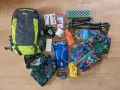 Plecak, kijki trekkingowe, bukłak i kolorowy worek bieszczadzki – wszystko gotowe na wyprawę.