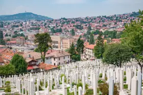 Widok na cmentarz i miasto, gdzie zobaczyć można zabytkowe budynki i wzgórza. Sarajewo co zobaczyć.