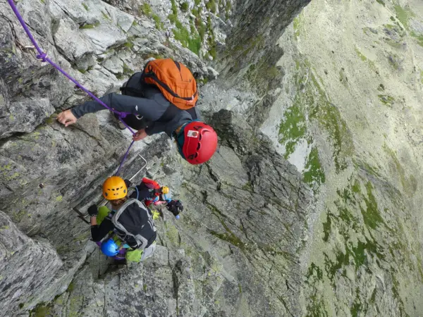Wspinacze na via ferrata Gerlach. Trasa pełna wyzwań, z widokiem na skaliste zbocza.
