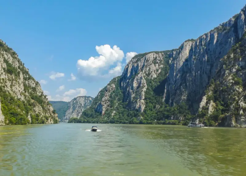 Rejs przez skalne wąwozy, gdzie rzeka tworzy naturalną żelazną bramę. W oddali widać statki.