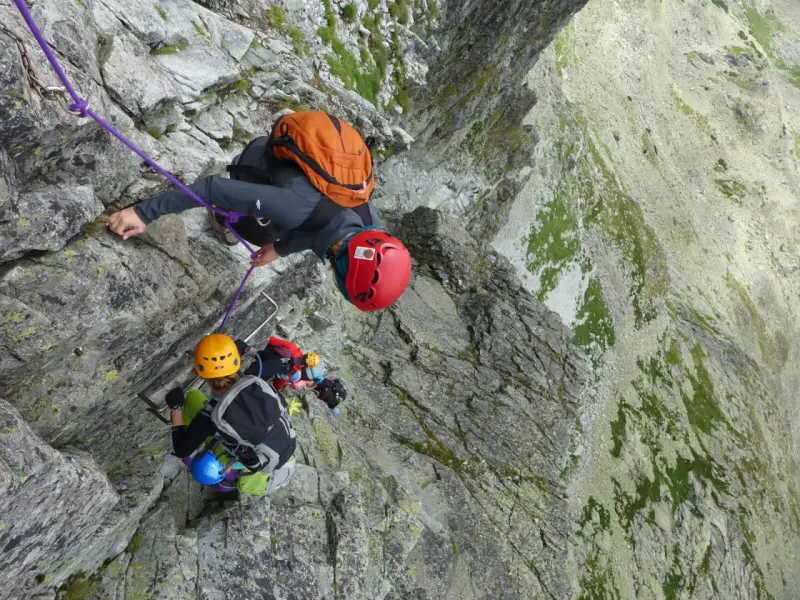 Wspinacze na via ferrata Gerlach. Trasa pełna wyzwań, z widokiem na skaliste zbocza.